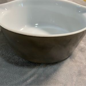 Vintage Pyrex dark grey/black 2.5 qt bowl